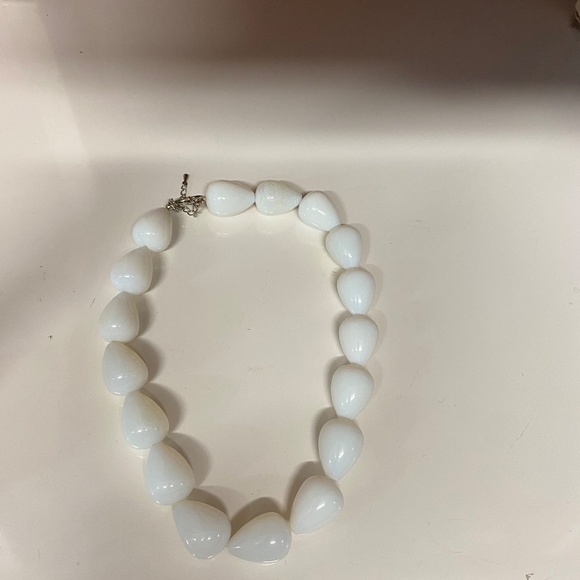 Beautiful White neclace - Picture 2 of 3